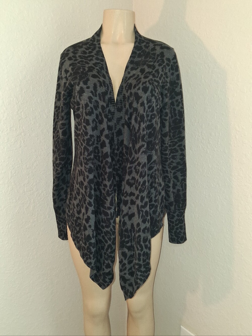 TAHARI GRAY & BLACK ANIMAL PRINT OPEN SWEATER SZ XLG